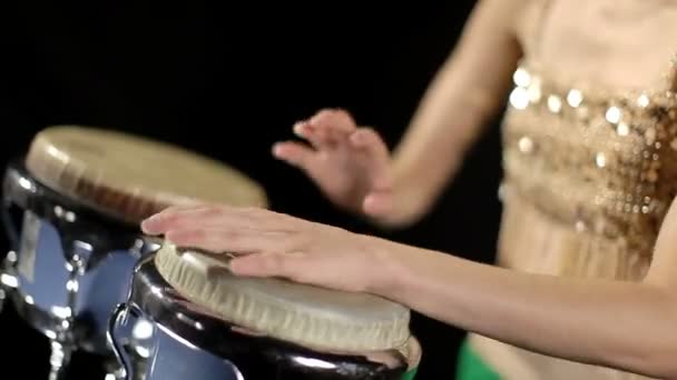 Uma baterista de percussão feminina — Vídeo de Stock