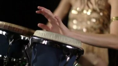 bir kadın perküsyon davulcu