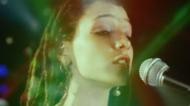 güzel şarkıcı dreadlocks ile