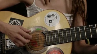 serin çingene tarzı kadın gitar çalıyor.