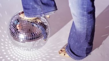 bir kız gibi bir futbol glitterball üzerinde ayak dinlenme Jeans