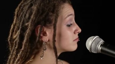 güzel şarkıcı dreadlocks ile