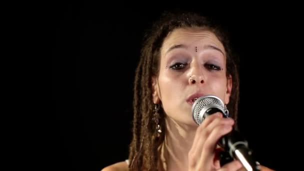 Belle chanteuse avec une enveloppe rouge autour de la tête — Video