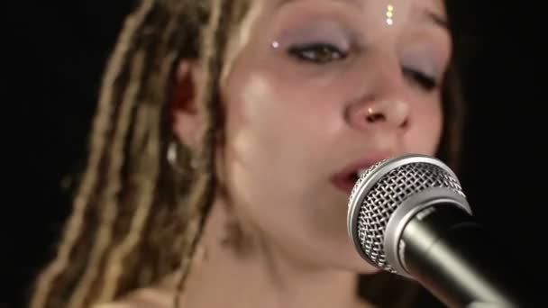 ドレッドヘアを持つ美しい歌手 — ストック動画