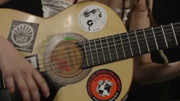 Frau im coolen Zigeunerstil spielt Gitarre — Stockvideo