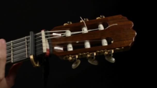 クールなジプシー スタイルの女性はギターを果たしています。 — ストック動画