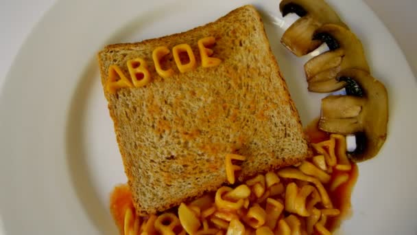 Alfabet stop motion animatie met spaghetti letters op toast — Stockvideo