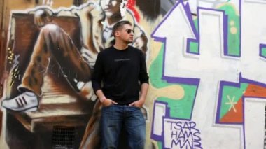 Adam yürüyor ve duvara eğilir