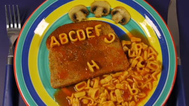 Alfabetet stop motion-animering med spaghetti bokstäver på toast — Stockvideo