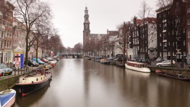 Una toma de canal y escena callejera en Amsterdam — Vídeo de stock