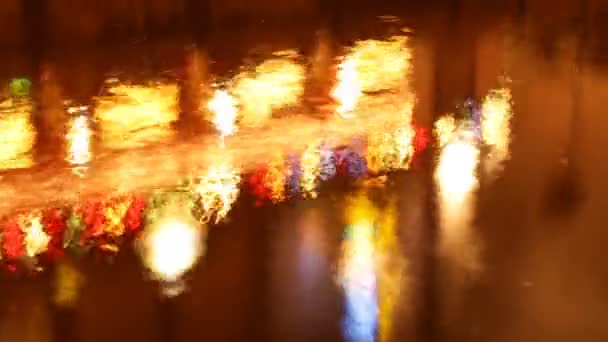 Reflectie in kanaal van red light district neon lichten, amsterdam — Stockvideo