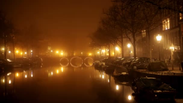 Um tiro de canal e cena de rua em amsterdam ao pôr do sol — Vídeo de Stock