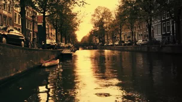 Снимок канала и уличной сцены в Амстердаме ночью — стоковое видео