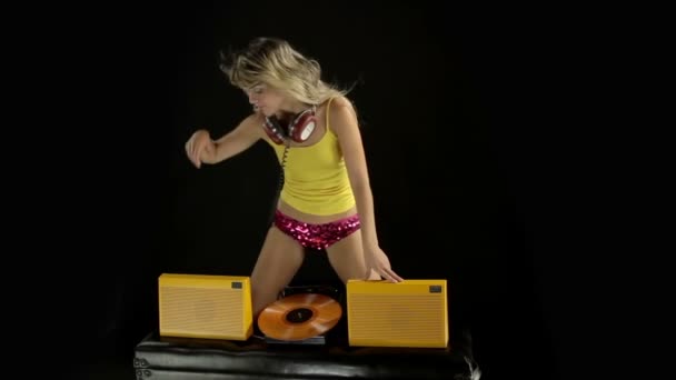 Seksi güzel sarışın kadın danslar — Stok video