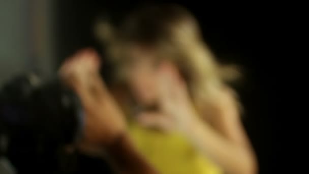 セクシーなクールなブロンドの女性の踊りとポーズを写真家のためのビデオ撮影 — ストック動画