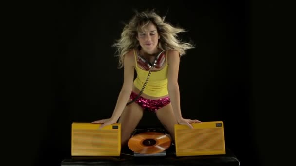 Sexy cool blond vrouw dansen — Stockvideo
