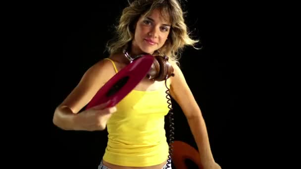 Sexy mujer rubia cool baila con un tocadiscos amarillo retro — Vídeo de stock