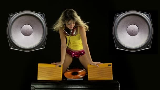 Sexy cool blond vrouw danst met een retro gele platenspeler — Stockvideo