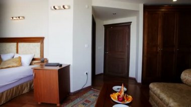 güzel bir otel odası Deniz Manzaralı terası olan bir kaydırma atış