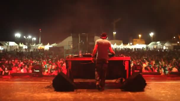 Dj bir festival kalabalık kulak arkasından göster — Stok video