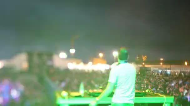 Kijk achter een dj op zoek naar de menigte op een festival — Stockvideo