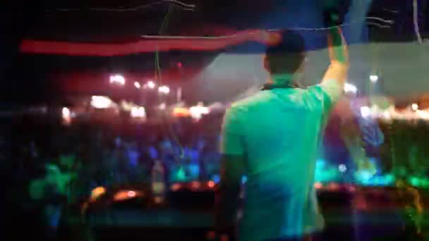 Timelapse vista de trás de um DJ olhando para a multidão em um festival — Vídeo de Stock