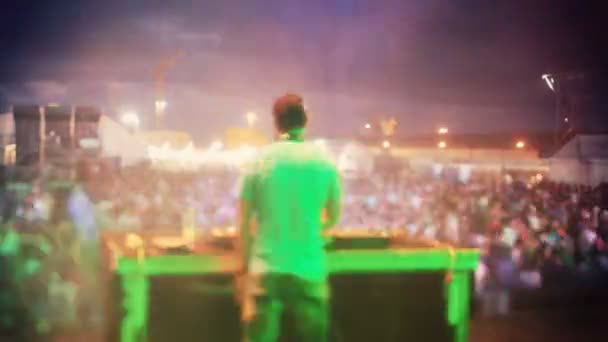 Timelapse view from behind a dj looking out to the crowd at a festival — Stock Video