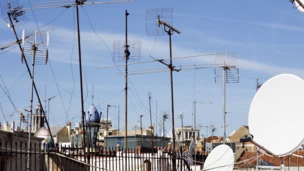 Tv ariels auf dächern mit wolken im hintergrund, barcelona, spanien — Stockvideo