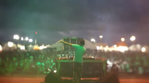 Timelapse pohled zpoza dj vyhlíží do davu na festivalu — Stock video