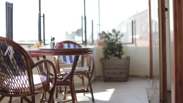 Ein Schwenk in einem schönen Hotelzimmer mit einer Terrasse mit Blick auf das Meer — Stockvideo