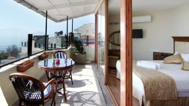 Un tiro panorámico en una bonita habitación de hotel con una terraza con vistas al mar — Vídeos de Stock