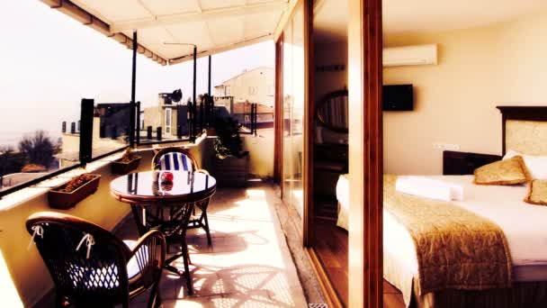 Панорамный снимок в красивом номере отеля с террасой с видом на море — стоковое видео