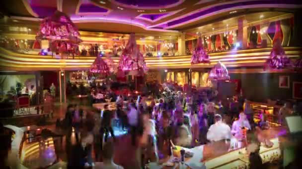 Натовп на танцмайданчику і танці в нічному клубі Барселони — стокове відео
