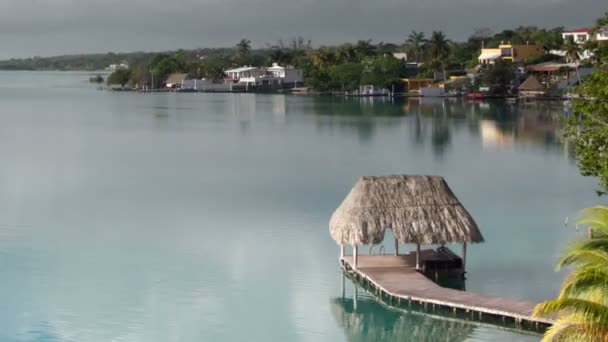 Piękne jezioro bacalar — Wideo stockowe
