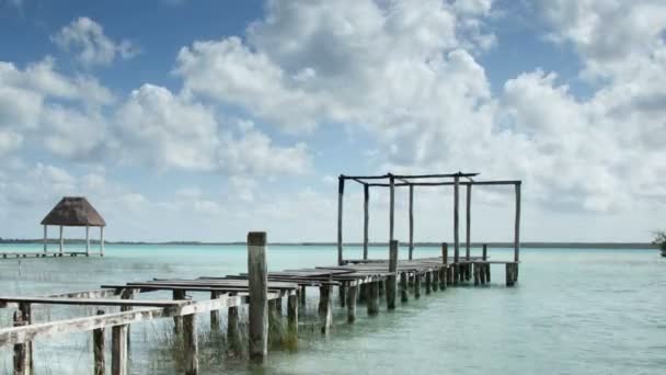 Timelapse tiro do belo lago bacalar, com água azul cristalina, quintana roo, méxico — Vídeo de Stock