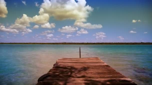 Timelapse shot van het mooie lake bacalar, met kristal helder blauw water, quintana roo, mexico — Stockvideo