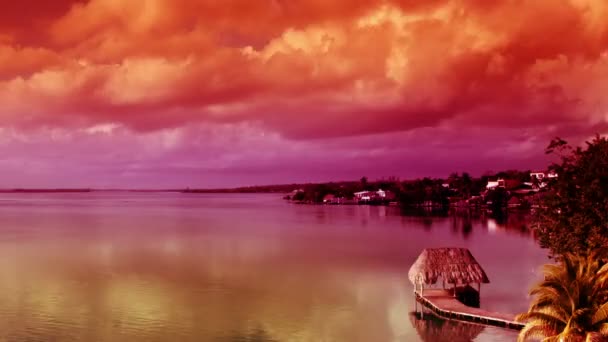尕拍摄的美丽的湖 bacalar，与蓝色水晶般清澈、 金塔纳罗奥、 墨西哥 — 图库视频影像