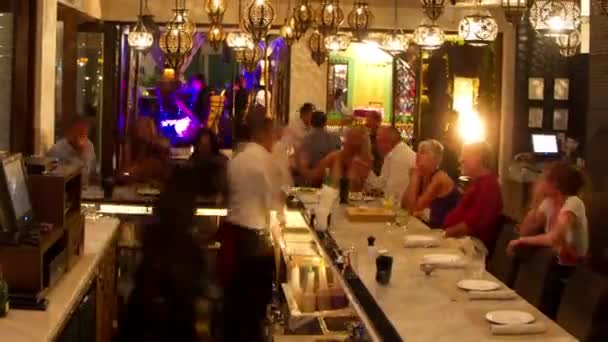 Pannen timelapse rond een drukke boutique hotelbar in los cabos, mexico — Stockvideo