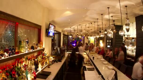 Panorering timelapse runt en upptagen boutique hotellbar i los cabos, Mexiko — Stockvideo