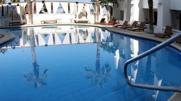 Πολυτελή πισίνα σε ένα boutique ξενοδοχείο — Αρχείο Βίντεο