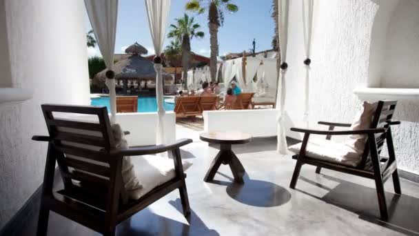 Un plan intemporel dans un hôtel boutique cool de la terrasse donnant sur la piscine — Video