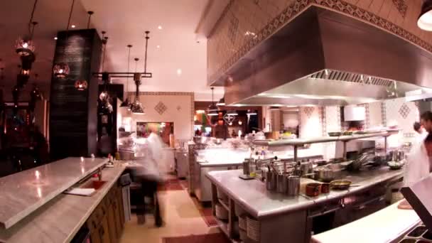 Timelapse toma de chefs preparando comida en un concurrido hotel restaurante cocina — Vídeos de Stock