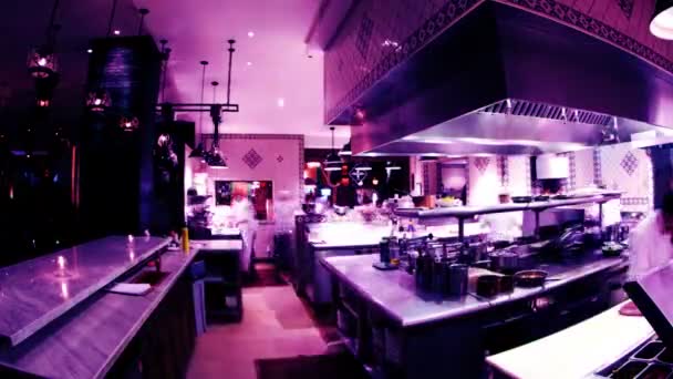 Zeitraffer-Aufnahme von Köchen bei der Zubereitung von Speisen in der Küche eines belebten Hotelrestaurants — Stockvideo