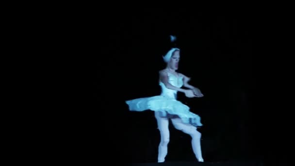 Een ongebruikelijke shot van een balletdanser — Stockvideo