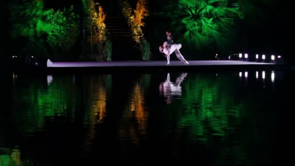 Una actuación de ballet en un escenario construido en un lago — Vídeo de stock