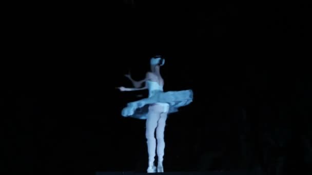 Незвичайний знімок балетної танцівниці — стокове відео
