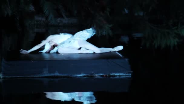 Eine ungewöhnliche Aufnahme einer Balletttänzerin — Stockvideo
