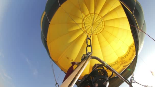 Globos de aire caliente participan en el festival europeo de globos — Vídeos de Stock