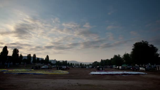 Timelapse de un hombre preparándose para el vuelo de una sola hélice en el festival europeo de globos — Vídeos de Stock