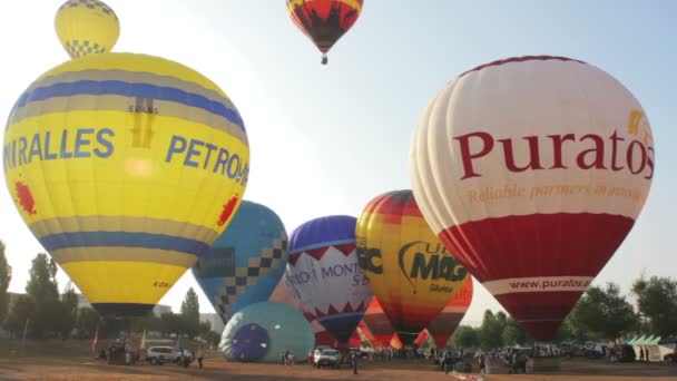 Hete lucht ballonnen deelnemen aan de Europese ballonfestival — Stockvideo